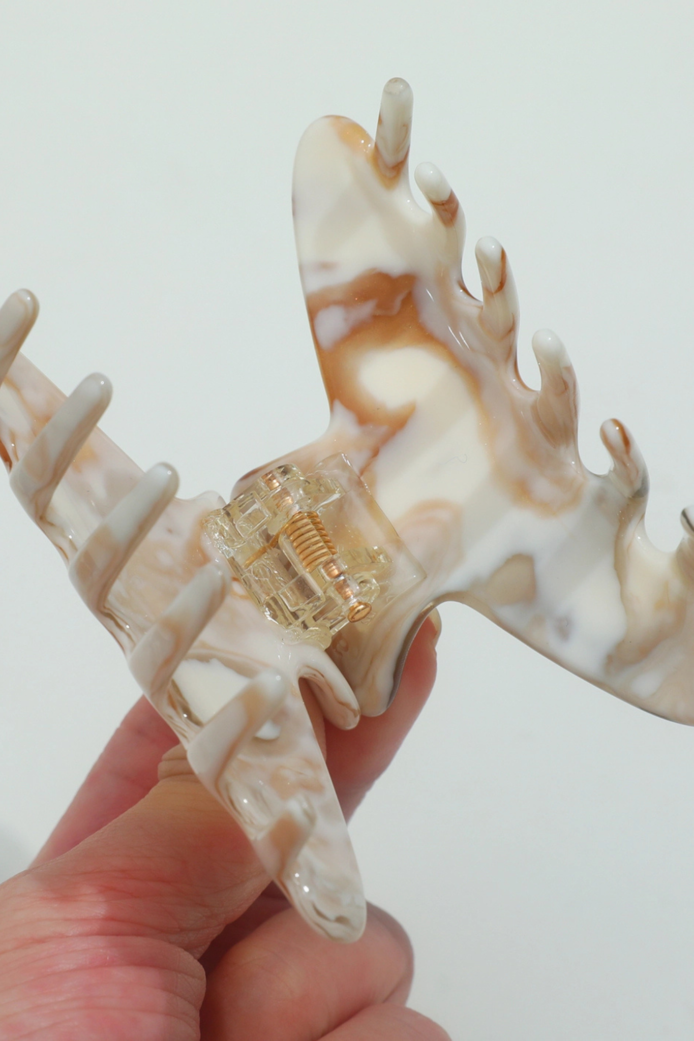 Calacatta Curved Claw Clip