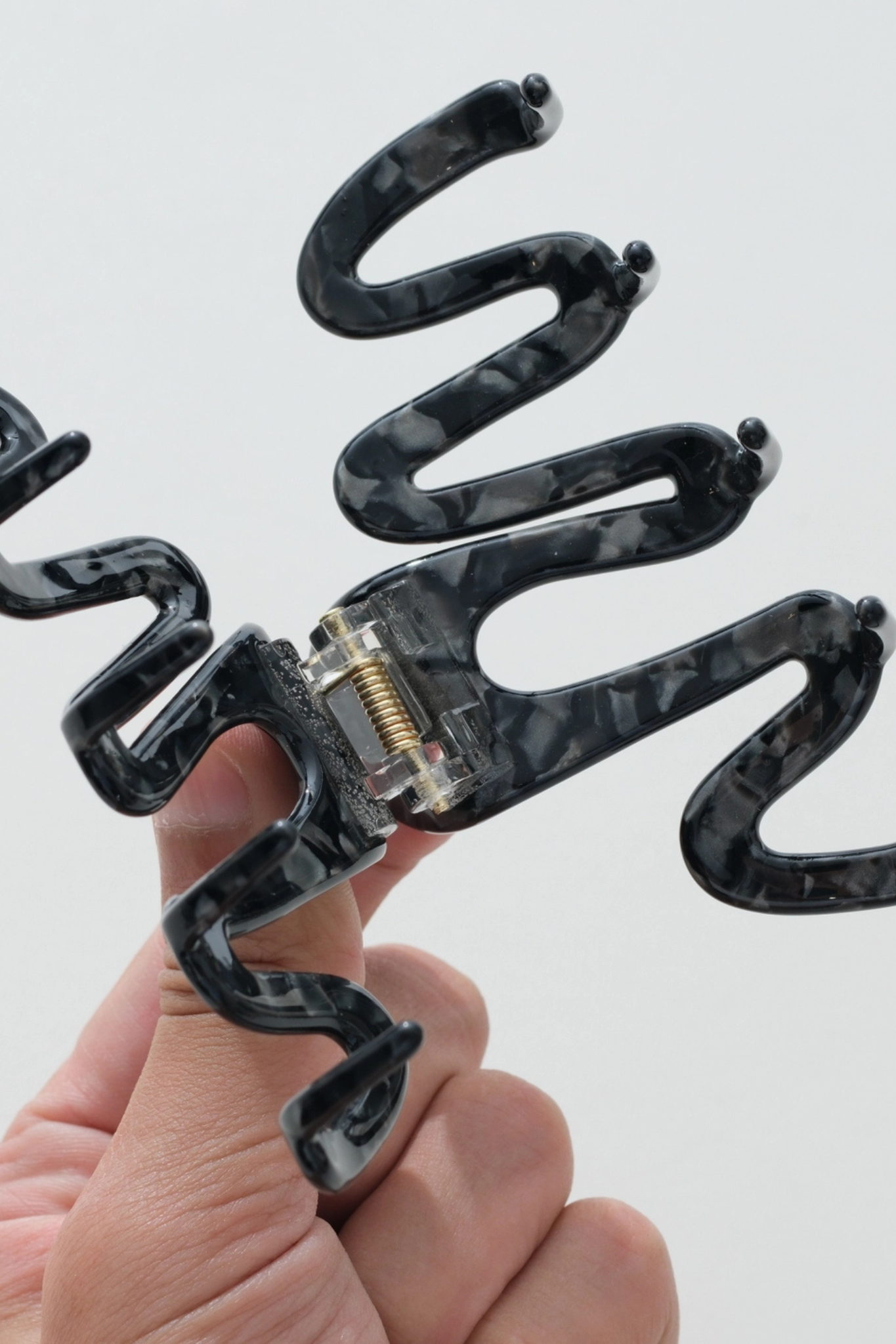 Willow Black Large Squiggle Claw Clip