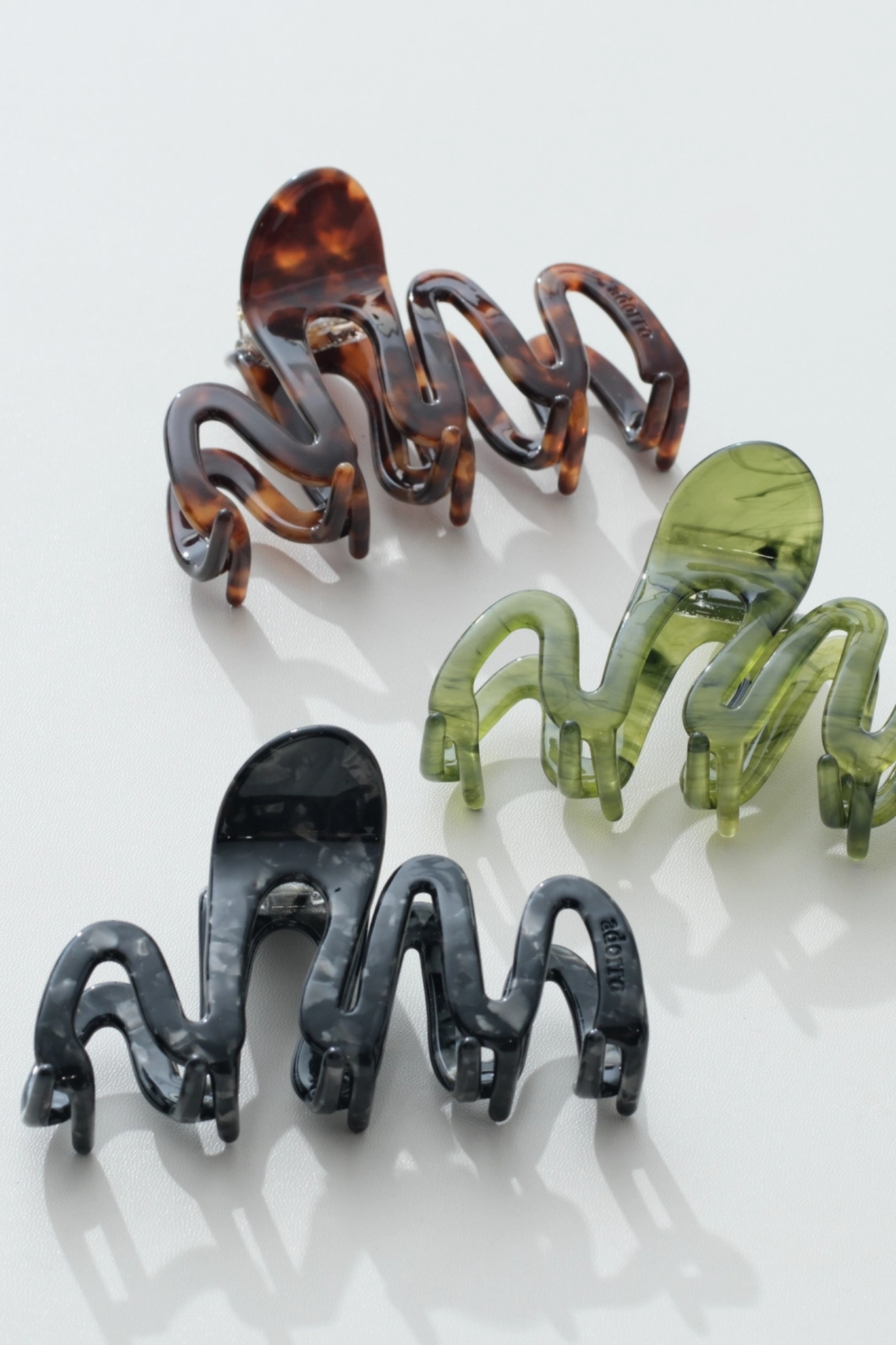 Willow Black Large Squiggle Claw Clip