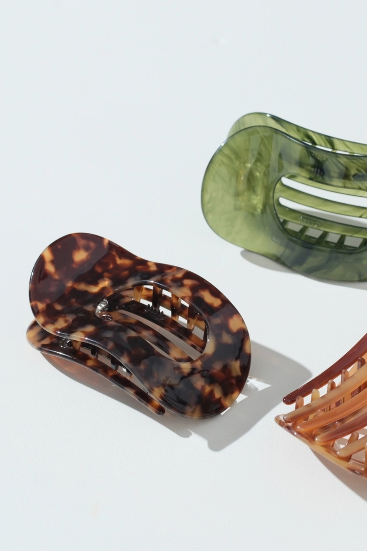 Tortoise Oval Flat Lay Claw Clip
